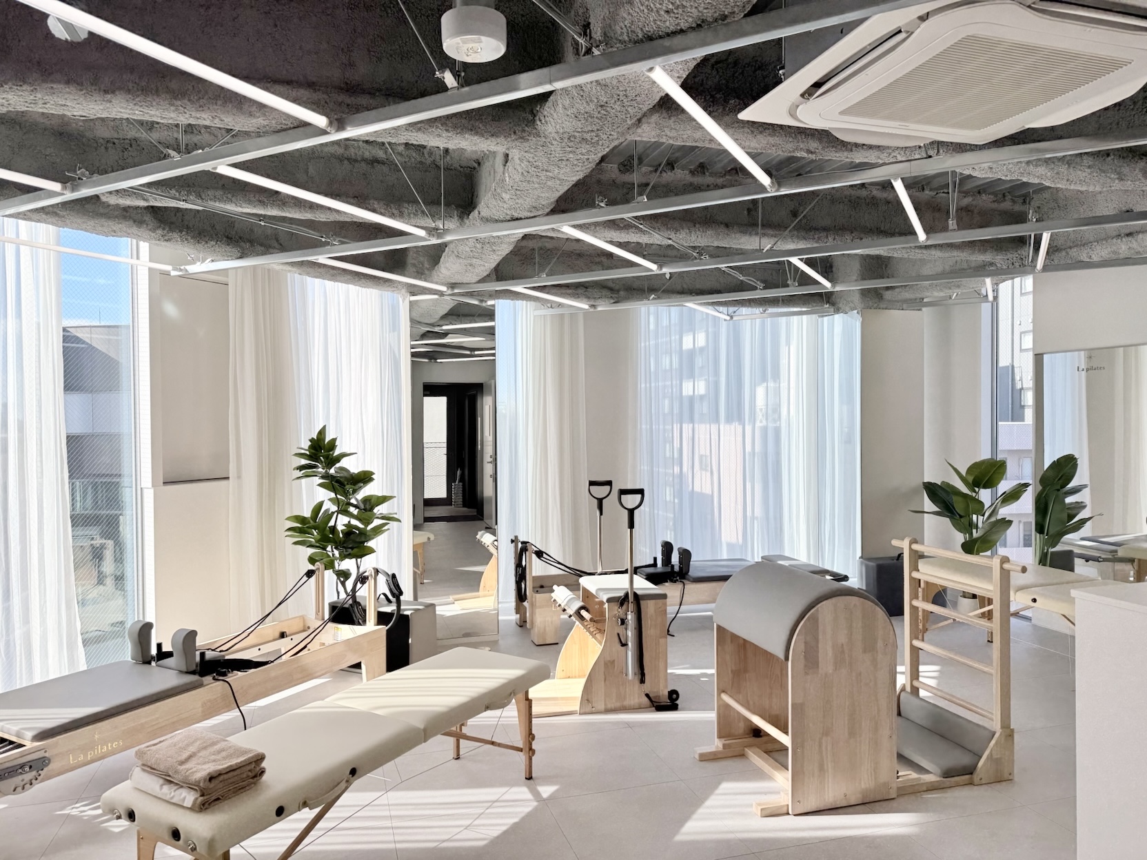 大きな窓と専用マシンが揃う清潔な新宿御苑店スタジオ