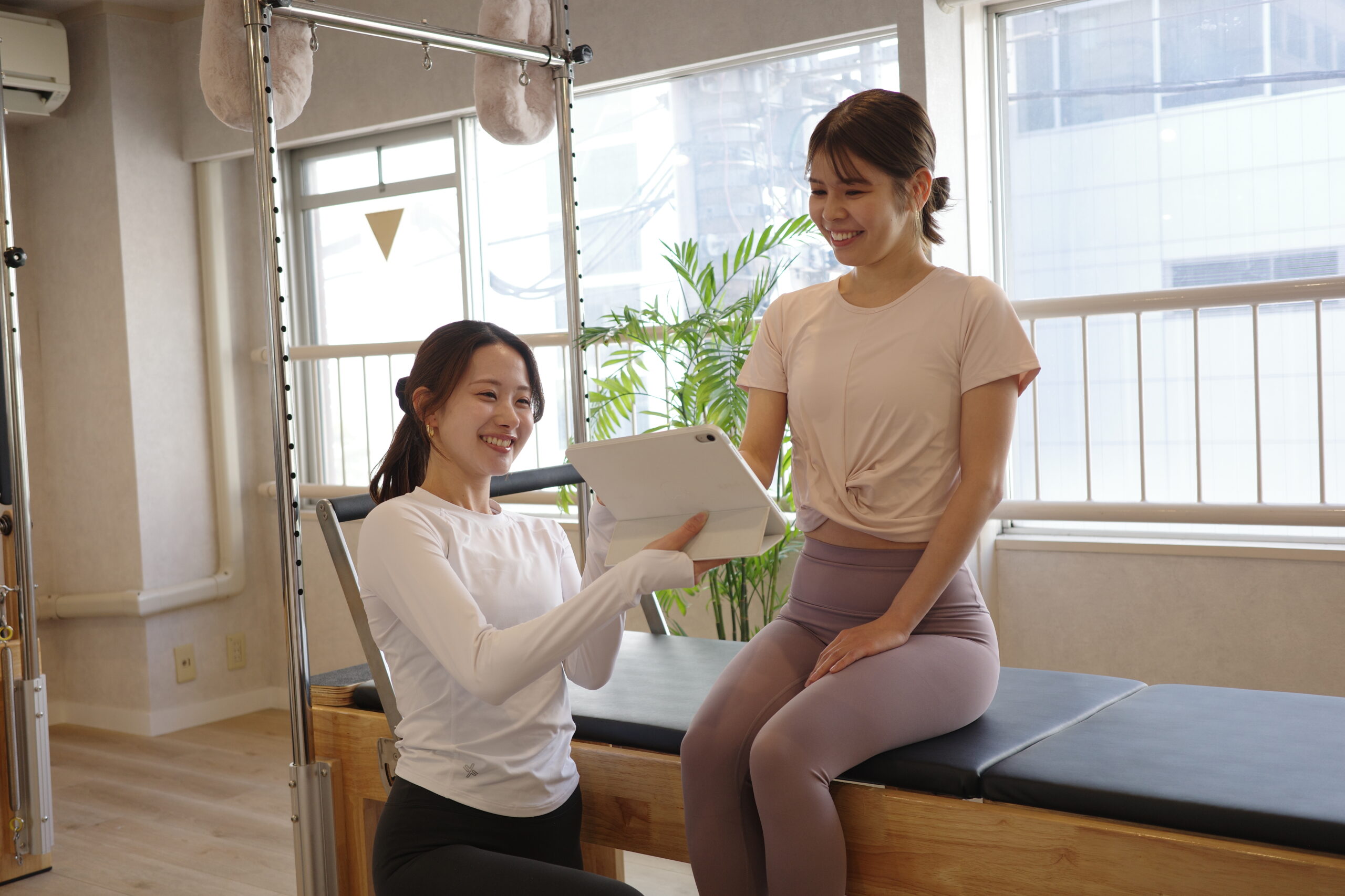 東京でマシンピラティスの体験レッスンを受ける女性