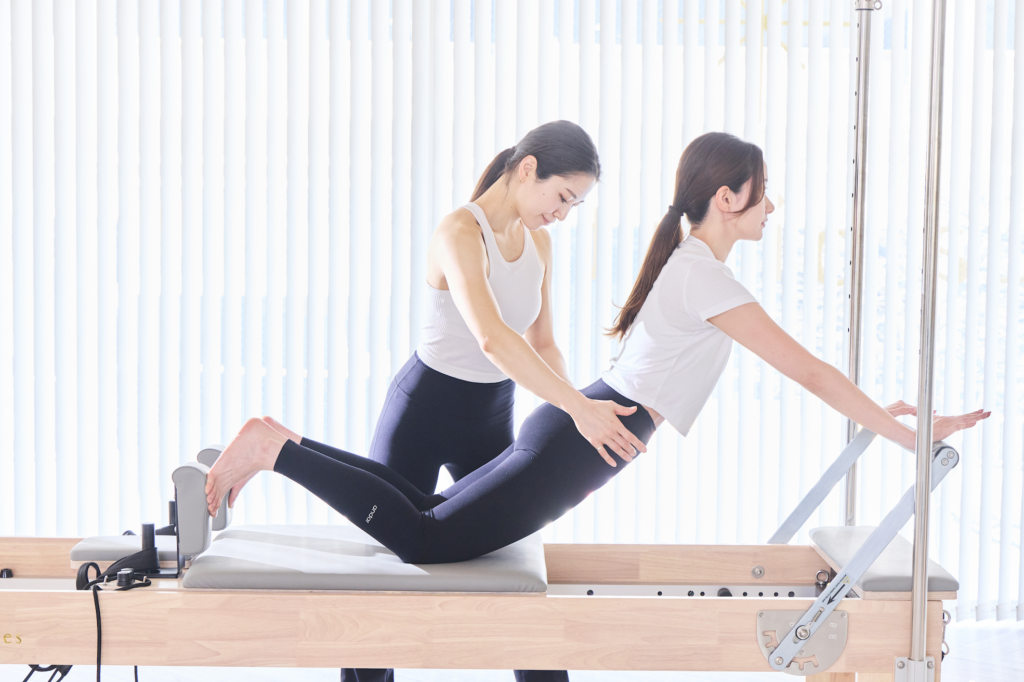 ピラティスで腰痛の改善を目指す女性