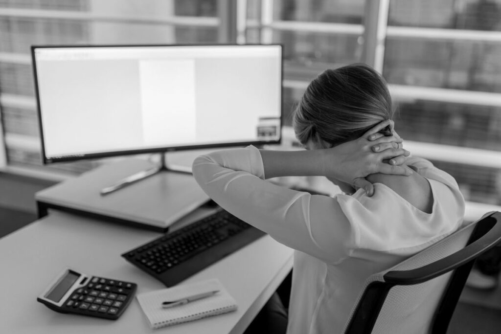 40代が肩こに悩んでいる様子