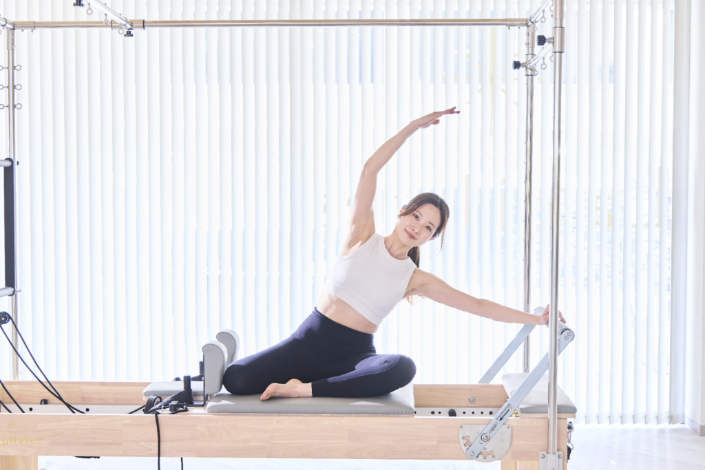 不調改善を目的にピラティスをする女性