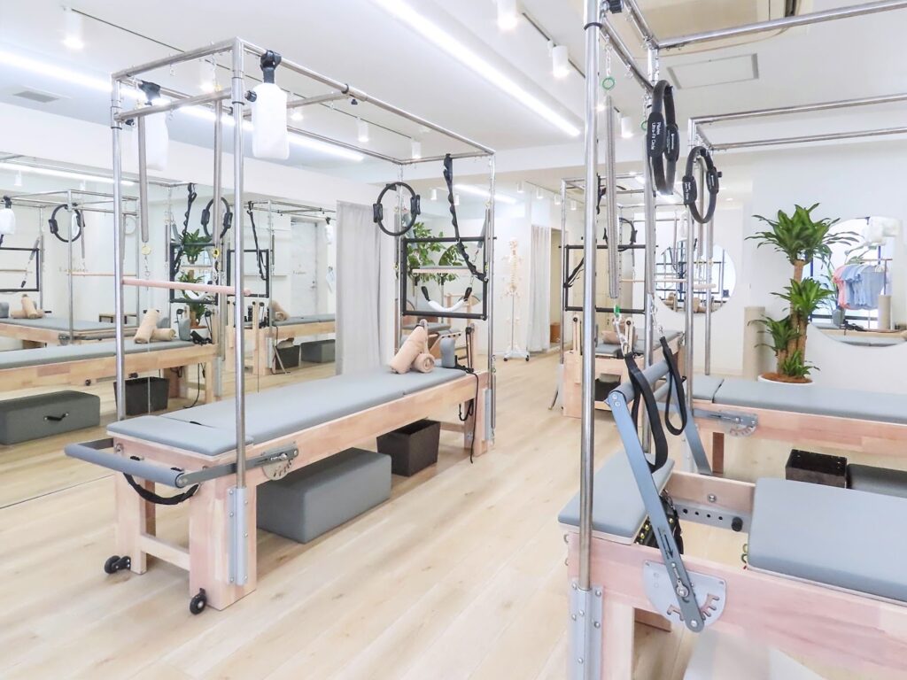La pilates池袋店のマシンが豊富な店舗内