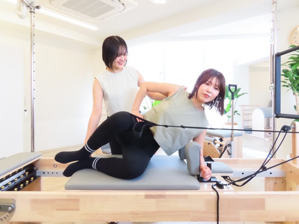 初心者がLapilatesでマシンピラティスを体験している様子