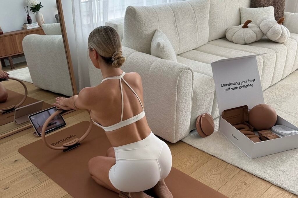 自宅でYouTubeを見ながらピラティスをする女性