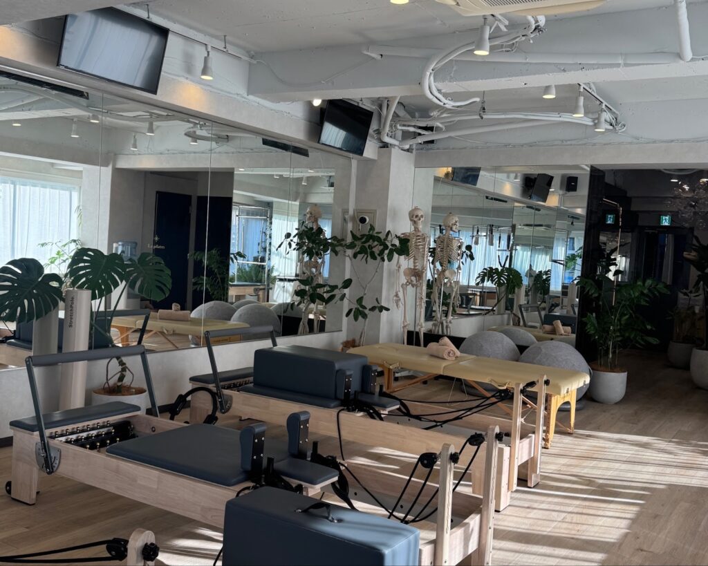 マシンピラティススタジオの開放感ある内観
