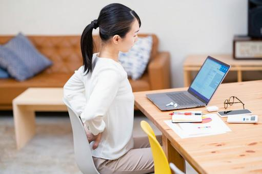 腰痛に悩む女性の写真