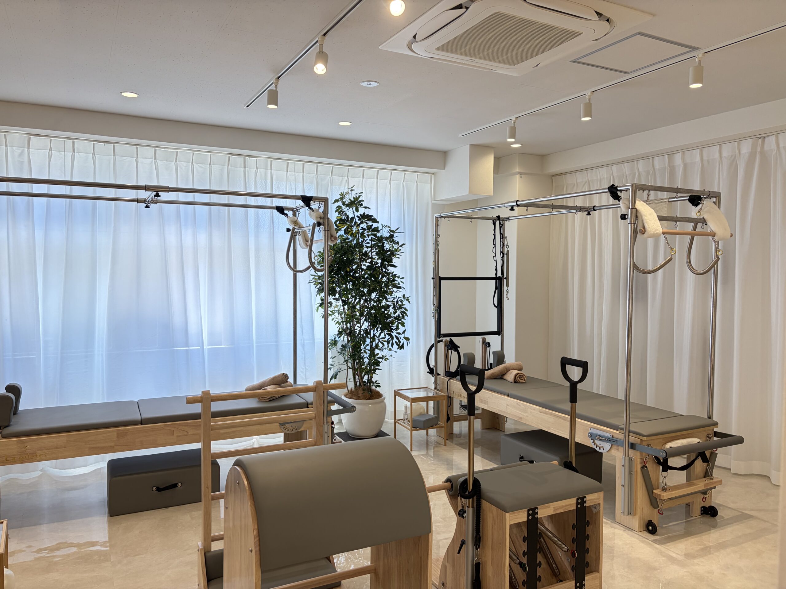 大きな窓と専用マシンが揃う清潔なLa pilates明石店スタジオ