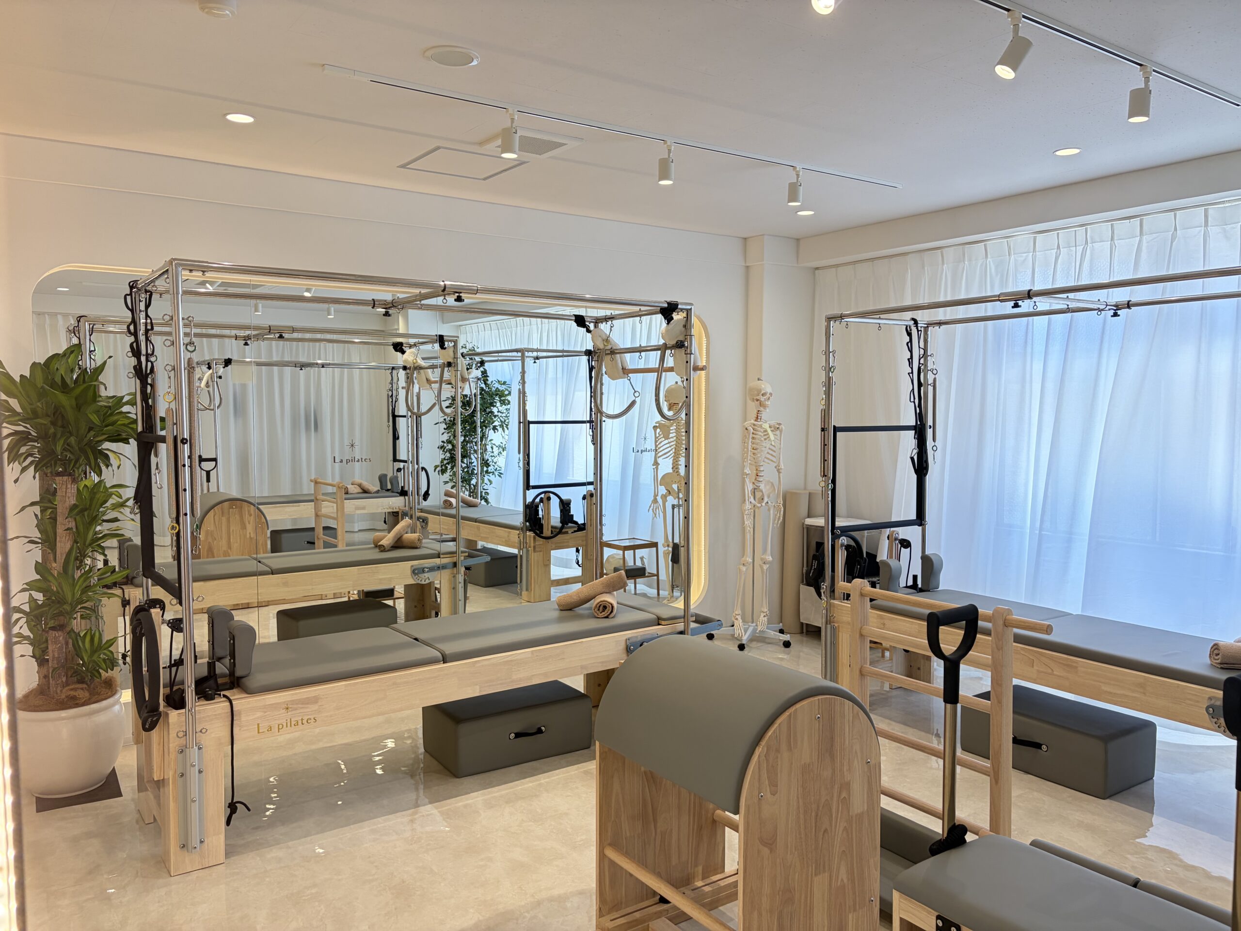 大きな窓と専用マシンが揃う清潔なLa pilates明石店スタジオ