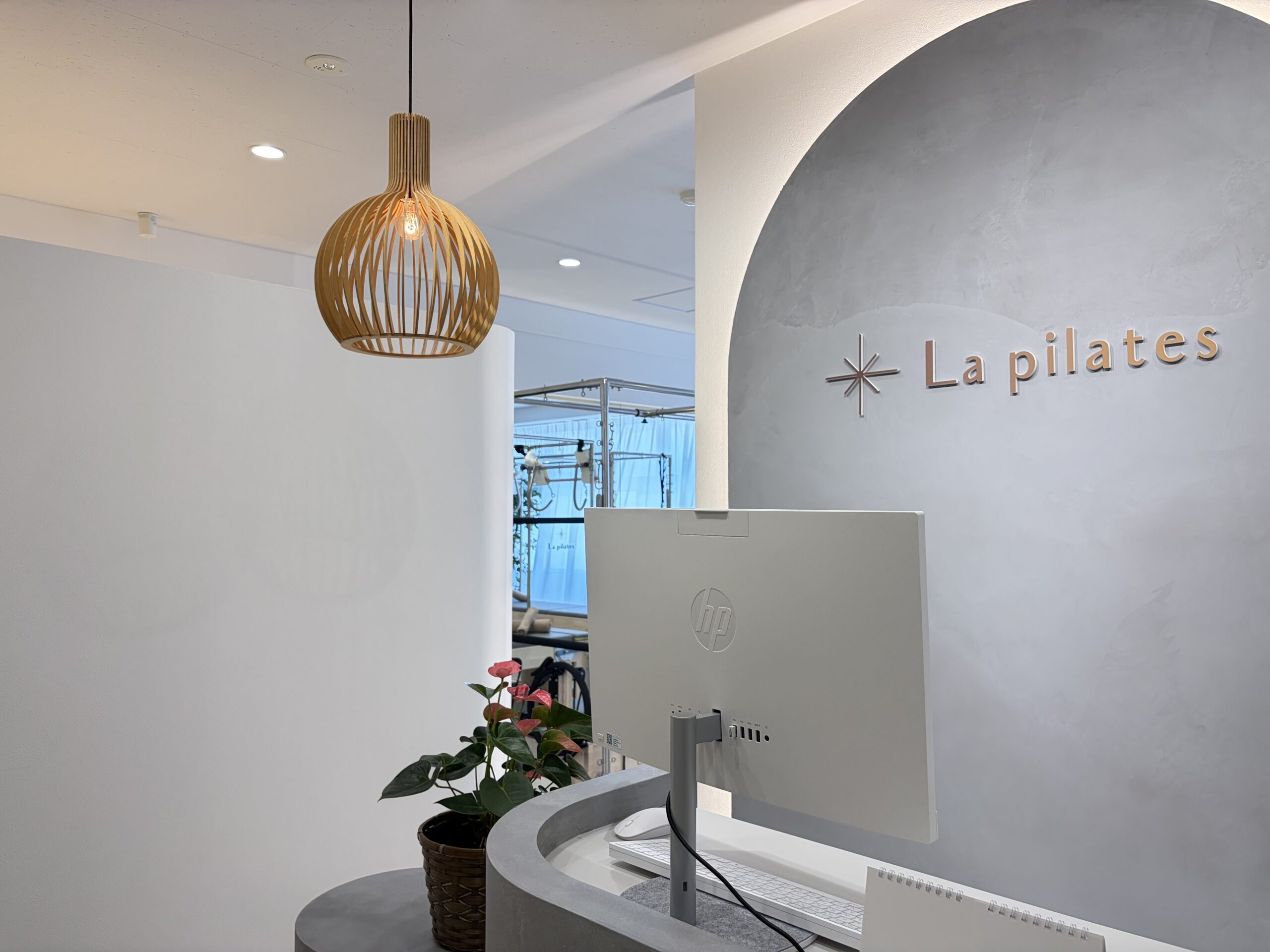 La pilates明石店の受付