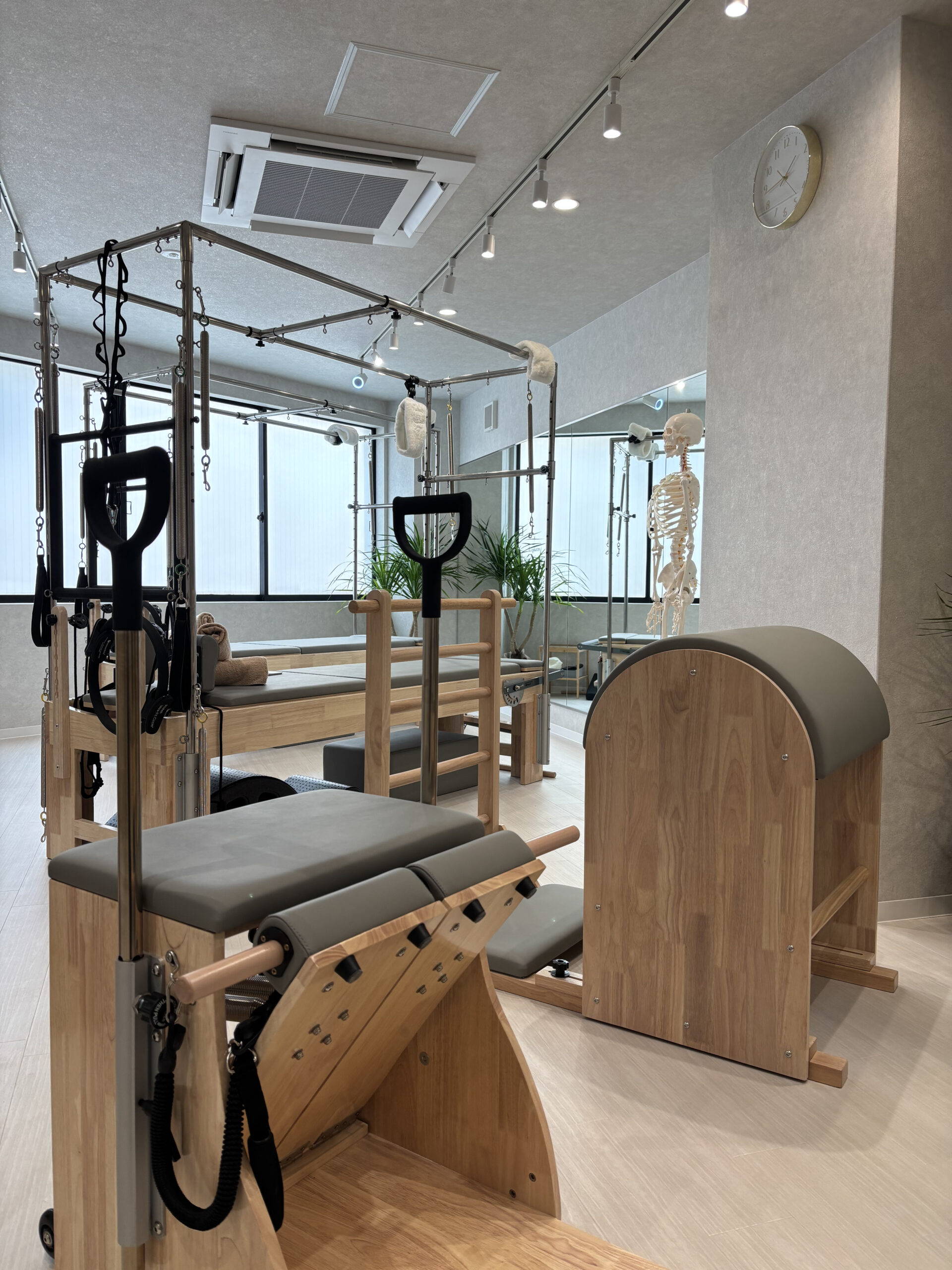 大きな窓と専用マシンが揃う清潔なLa pilates伊丹店スタジオ