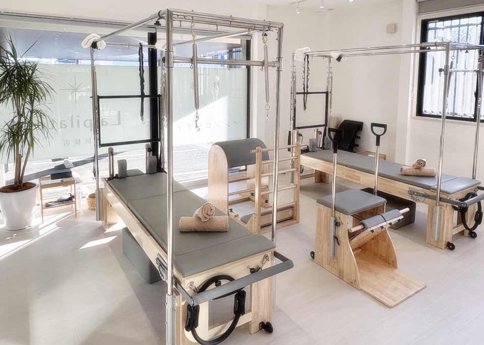 大きな窓と専用マシンが揃う清潔なLa pilates浜松店スタジオ