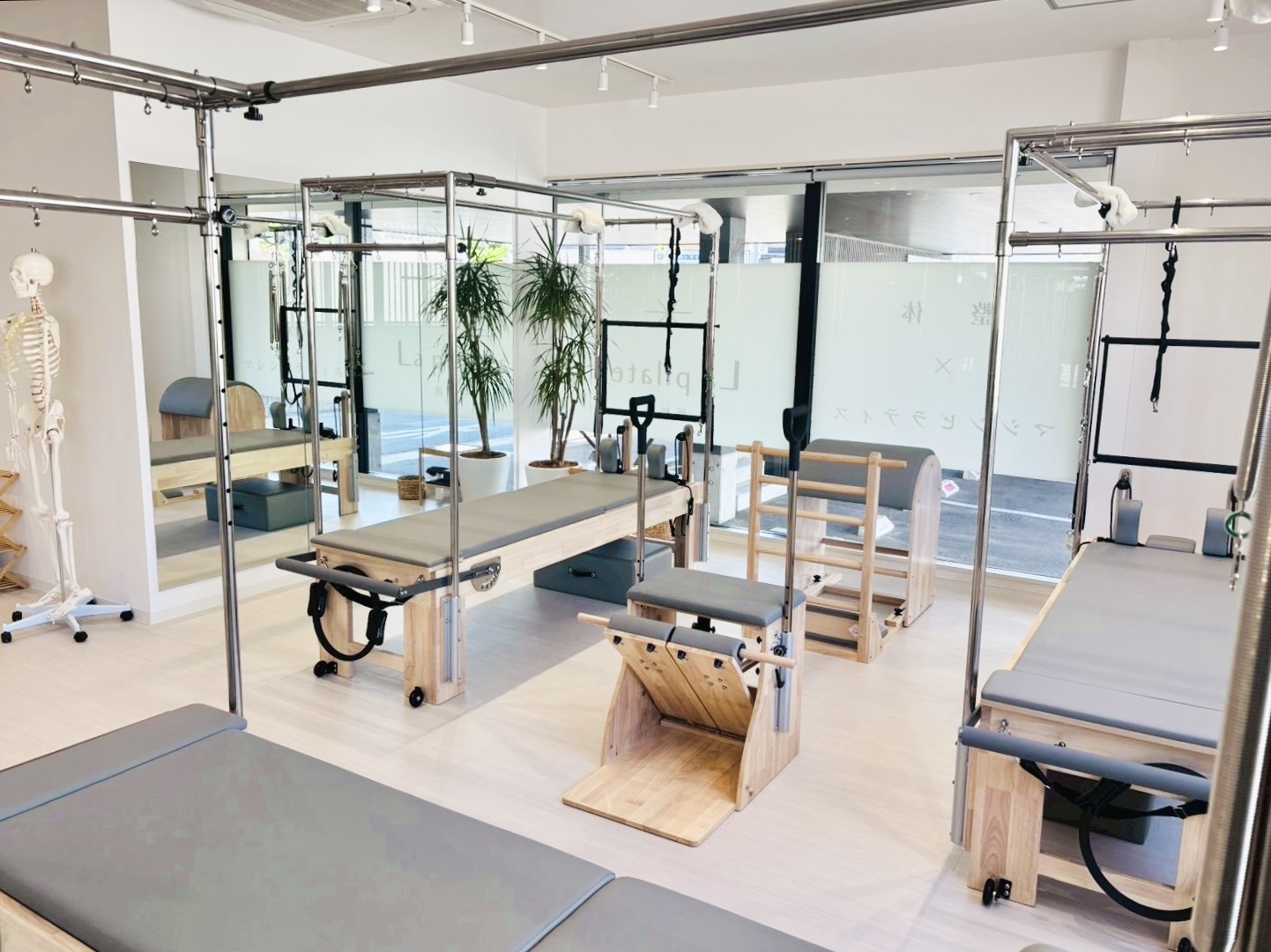 大きな窓と専用マシンが揃う清潔なLa pilates浜松店スタジオ