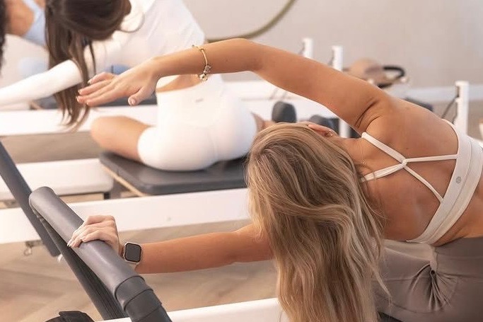 マシンピラティスで体幹を鍛える女性