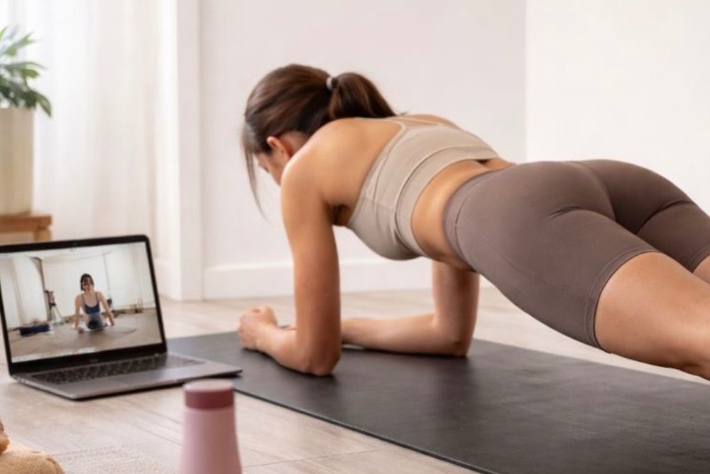 マットピラティスで体幹を鍛える女性