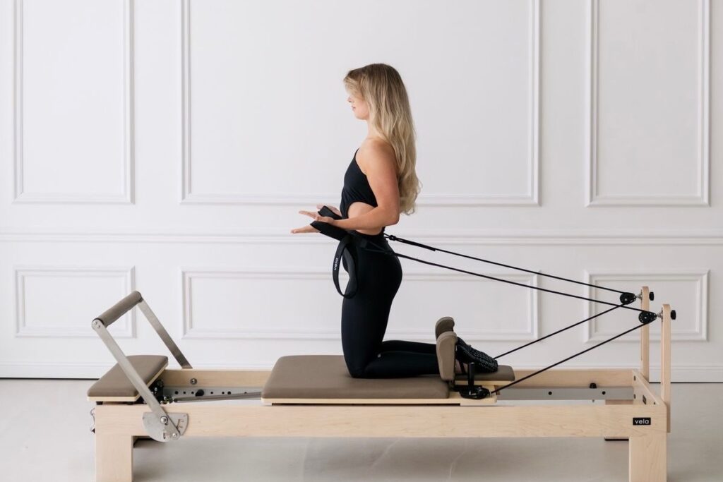 マシンピラティスで体幹を鍛える女性