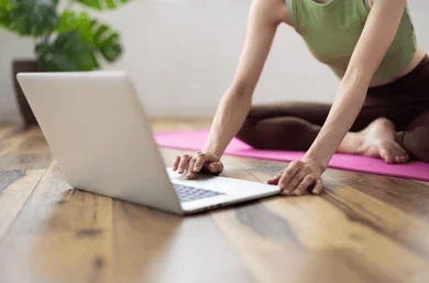 自宅でピラティスをする女性