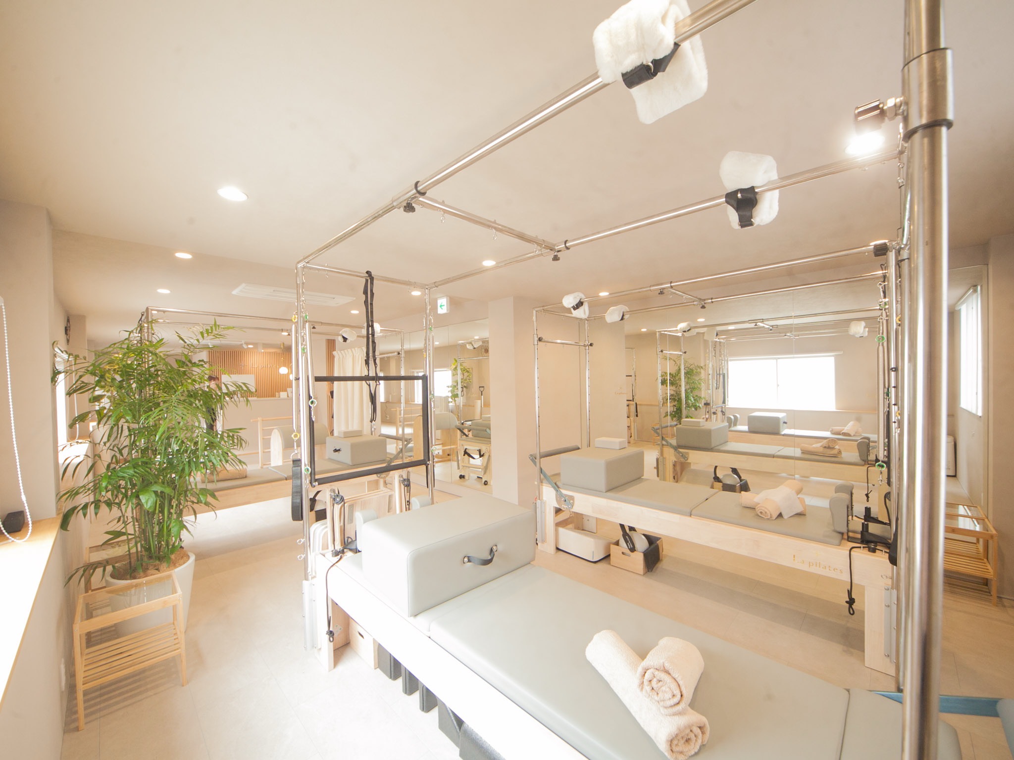 大きな窓と専用マシンが揃う清潔なLa pilates四日市店スタジオ