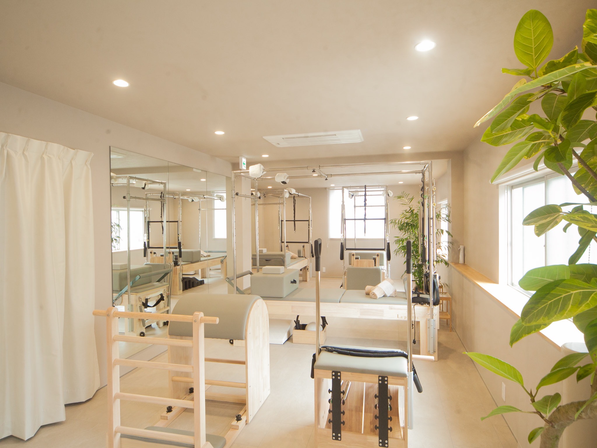 大きな窓と専用マシンが揃う清潔なLa pilates四日市店スタジオ