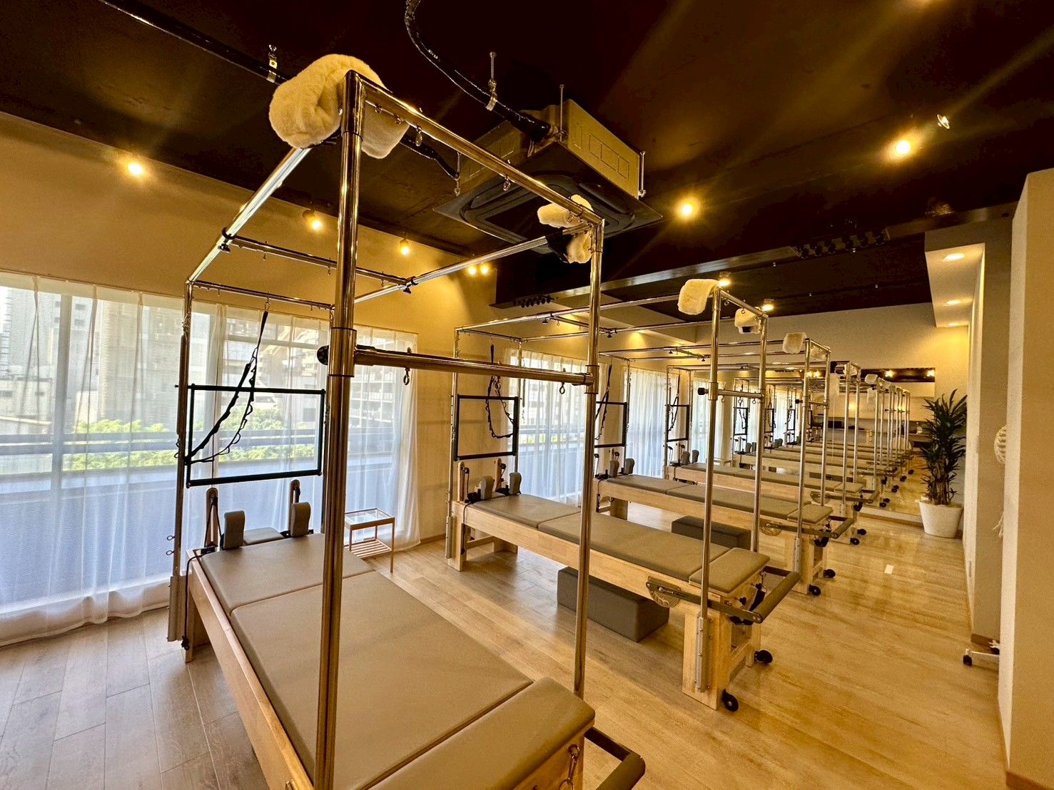 大きな窓と専用マシンが揃う清潔なLa pilates上本町店スタジオ