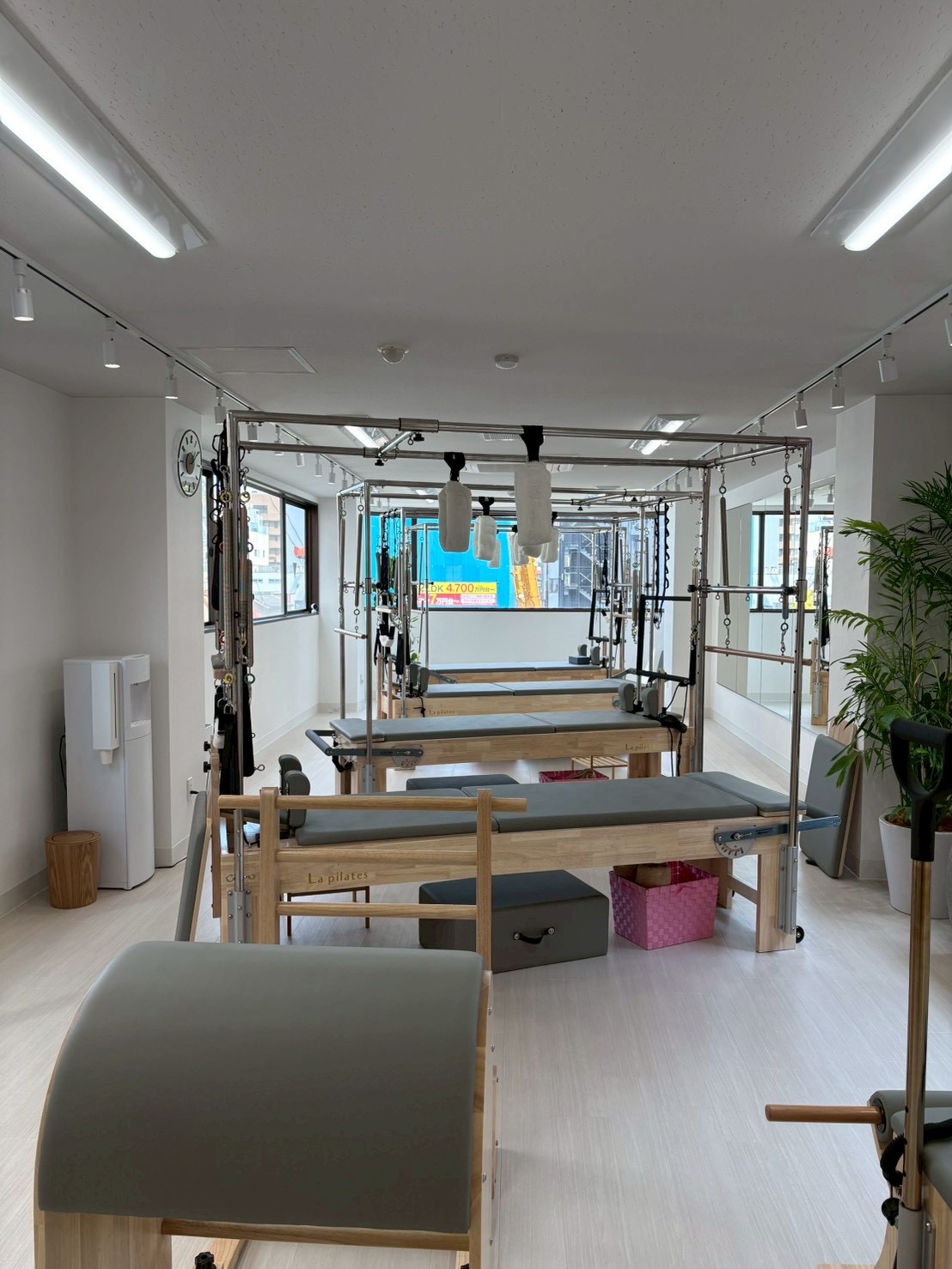 大きな窓と専用マシンが揃う清潔なLa pilates八王子店スタジオ