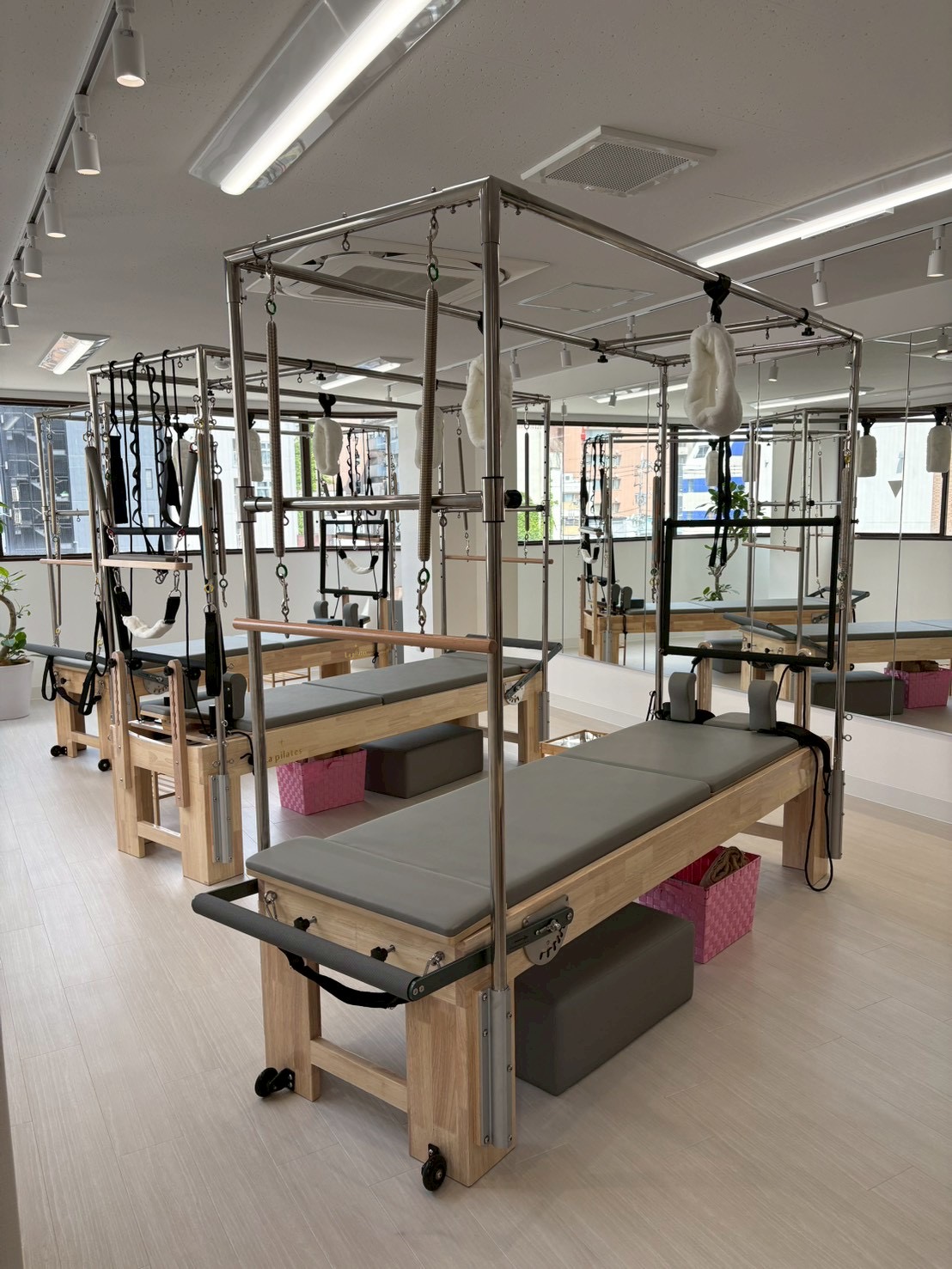 大きな窓と専用マシンが揃う清潔なLa pilates八王子店スタジオ