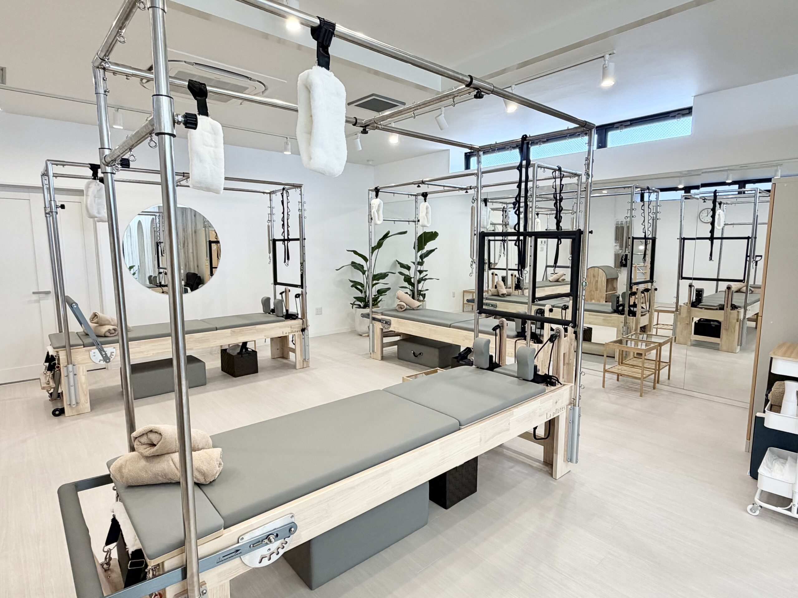 大きな窓と専用マシンが揃う清潔なLa pilatesいわき店スタジオ