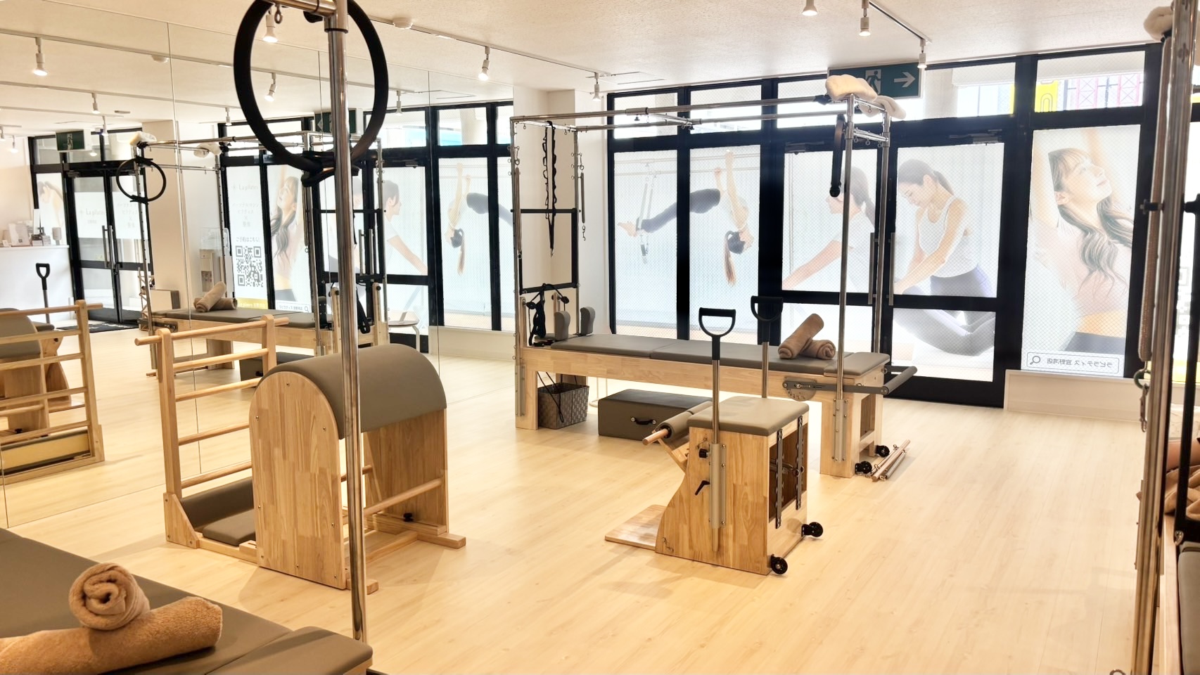大きな窓と専用マシンが揃う清潔なLa pilates宜野湾店スタジオ