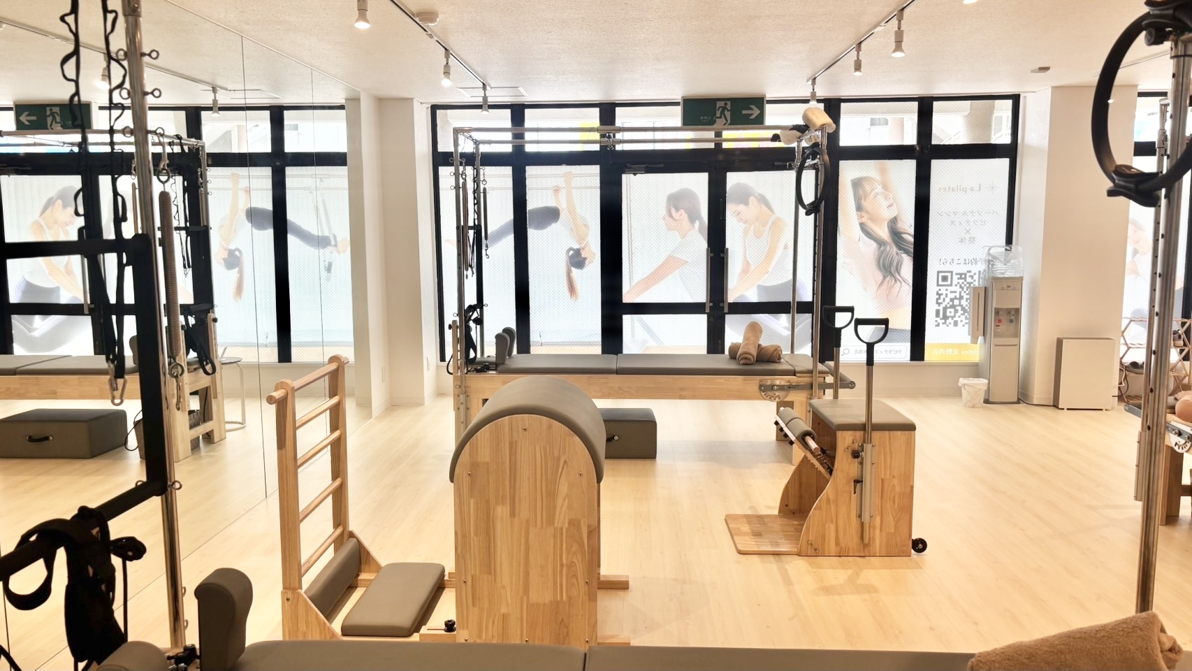 大きな窓と専用マシンが揃う清潔なLa pilates宜野湾店スタジオ