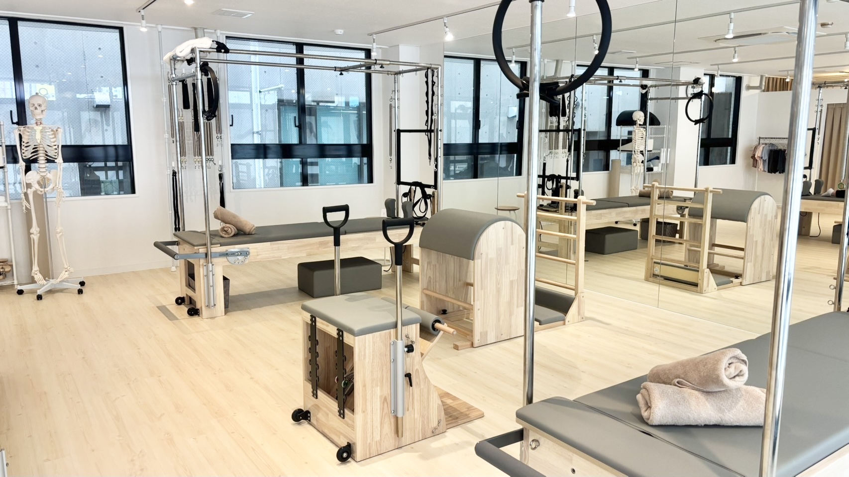 大きな窓と専用マシンが揃う清潔なLa pilates宜野湾店スタジオ