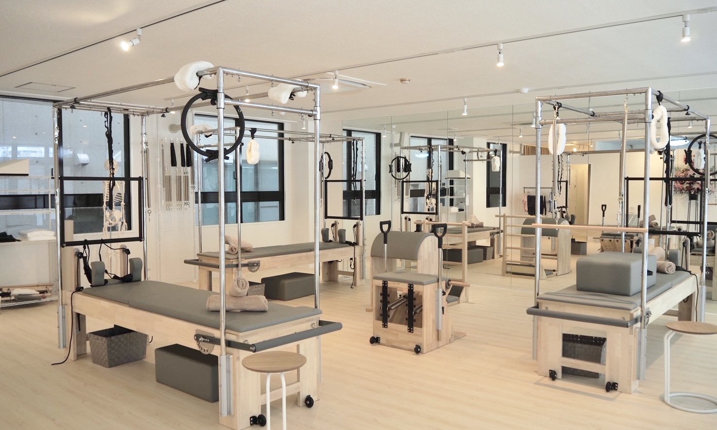 大きな窓と専用マシンが揃う清潔なLa pilates宜野湾店スタジオ