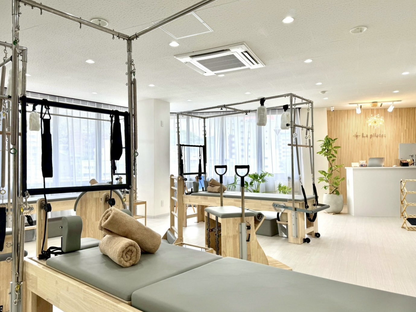 大きな窓と専用マシンが揃う清潔なLa pilates長崎店スタジオ
