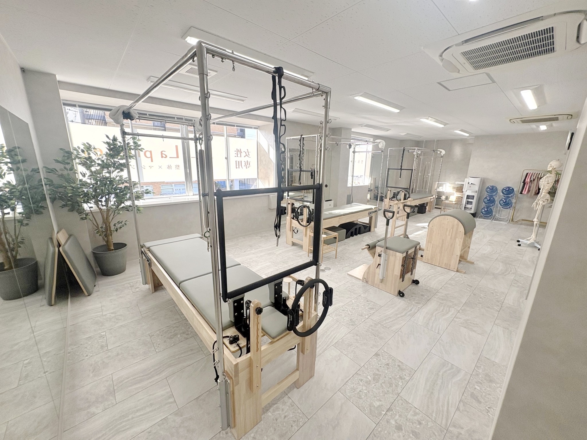 大きな窓と専用マシンが揃う清潔なLa pilates新潟店スタジオ