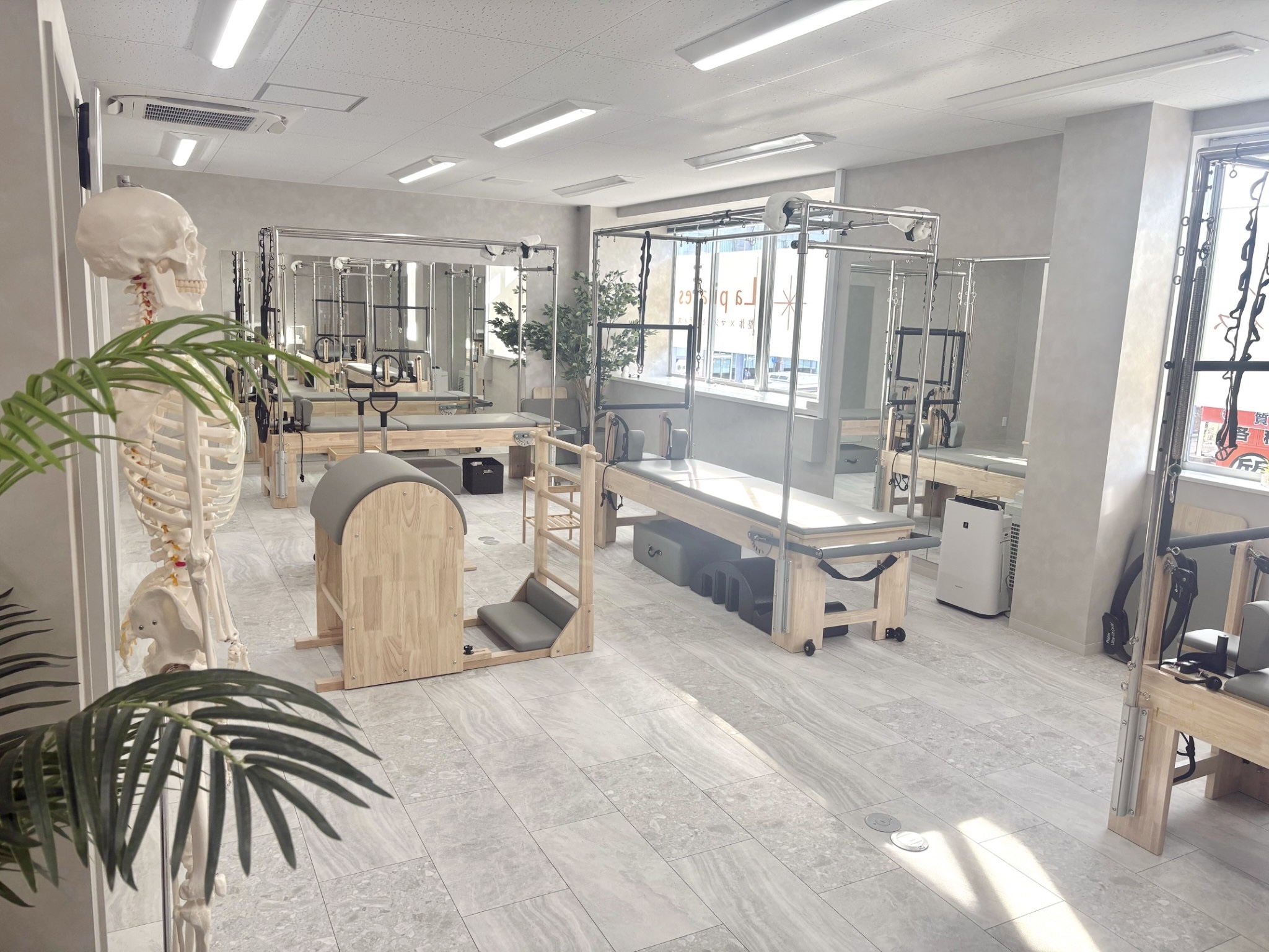 大きな窓と専用マシンが揃う清潔なLa pilates新潟店スタジオ