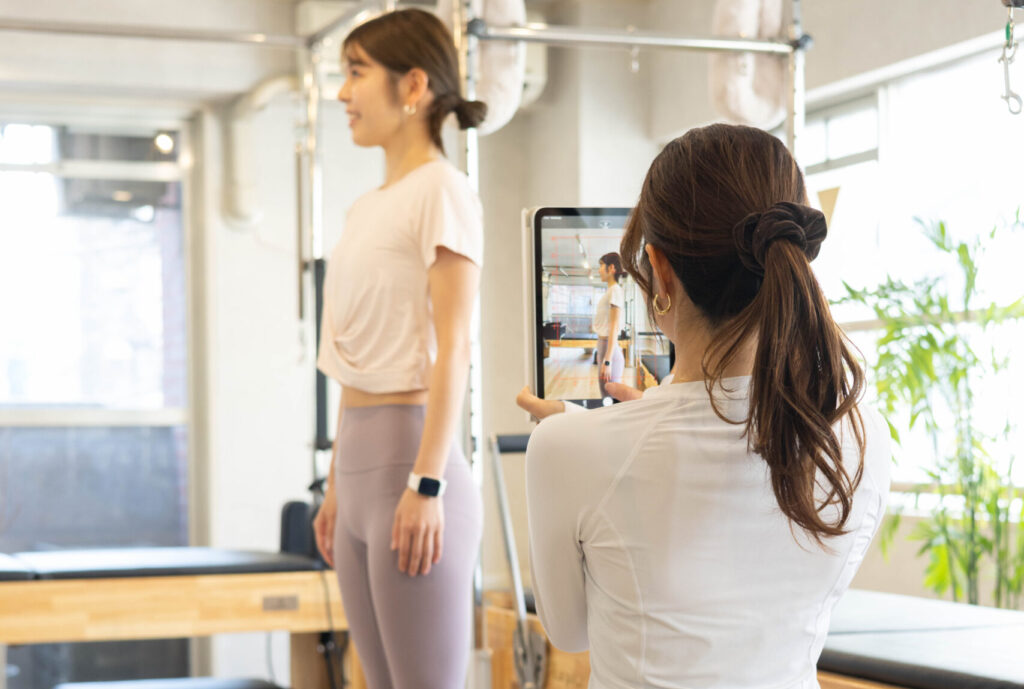 La pilatesの姿勢分析のための写真撮影の様子