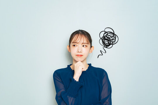 ピラティススタジオ選びに悩む女性のイメージ画像
