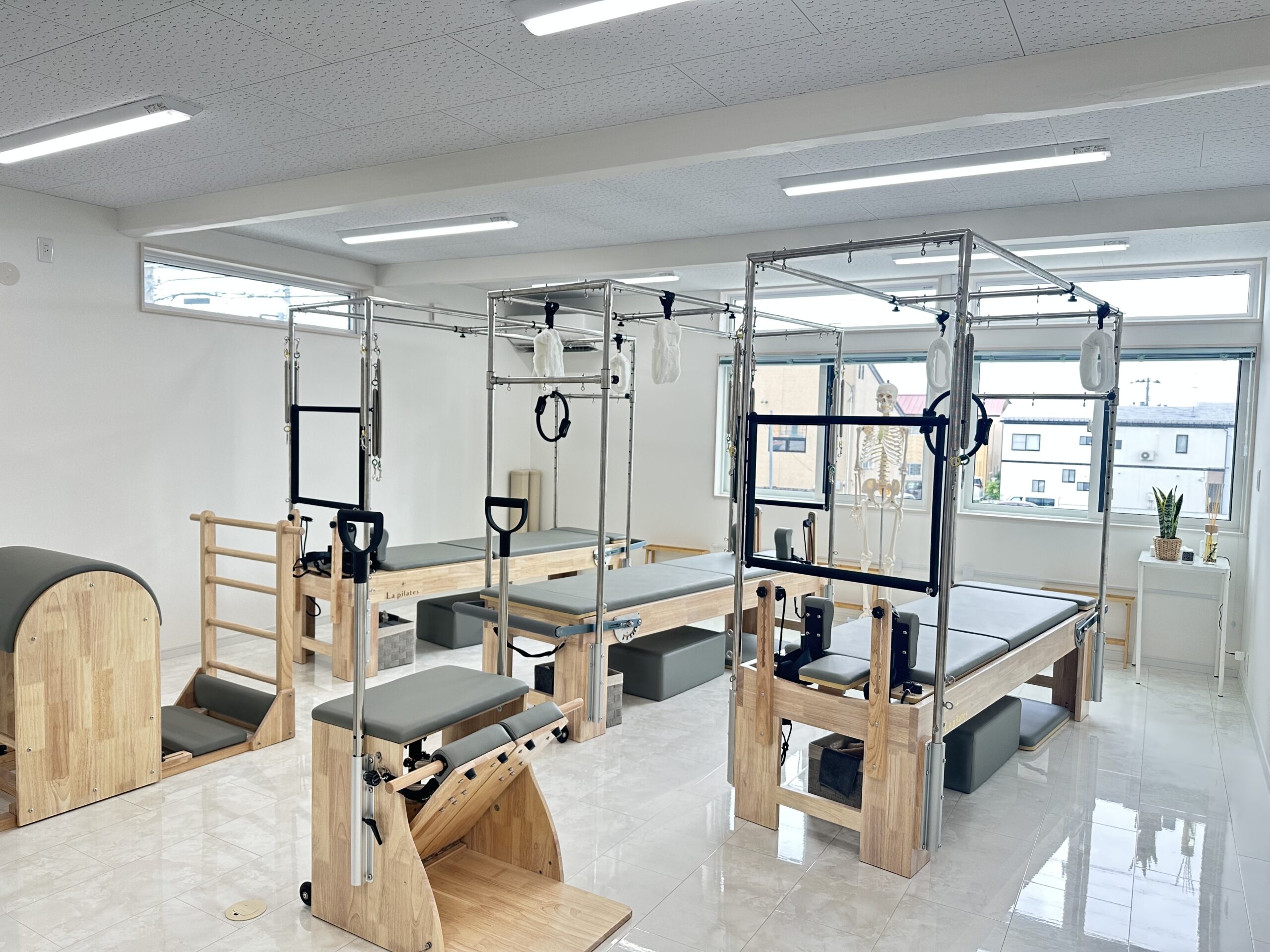 大きな窓と専用マシンが揃う清潔なLa pilates山形天童店スタジオ