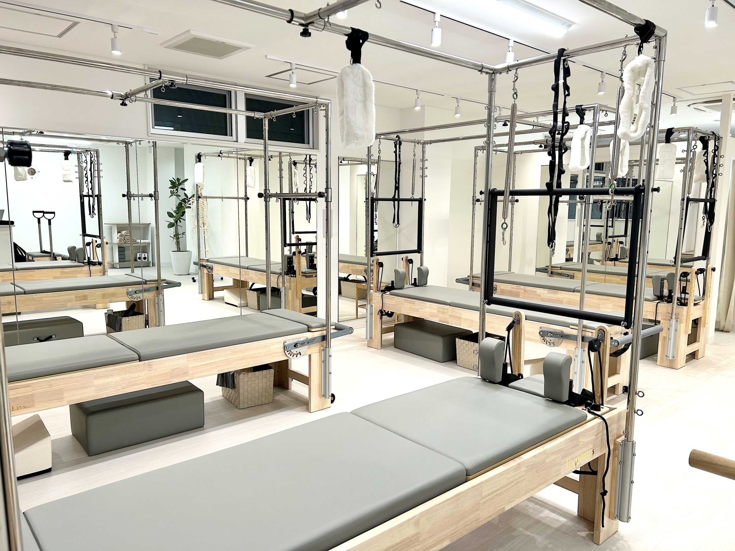 大きな窓と専用マシンが揃う清潔なLa pilates成増店スタジオ