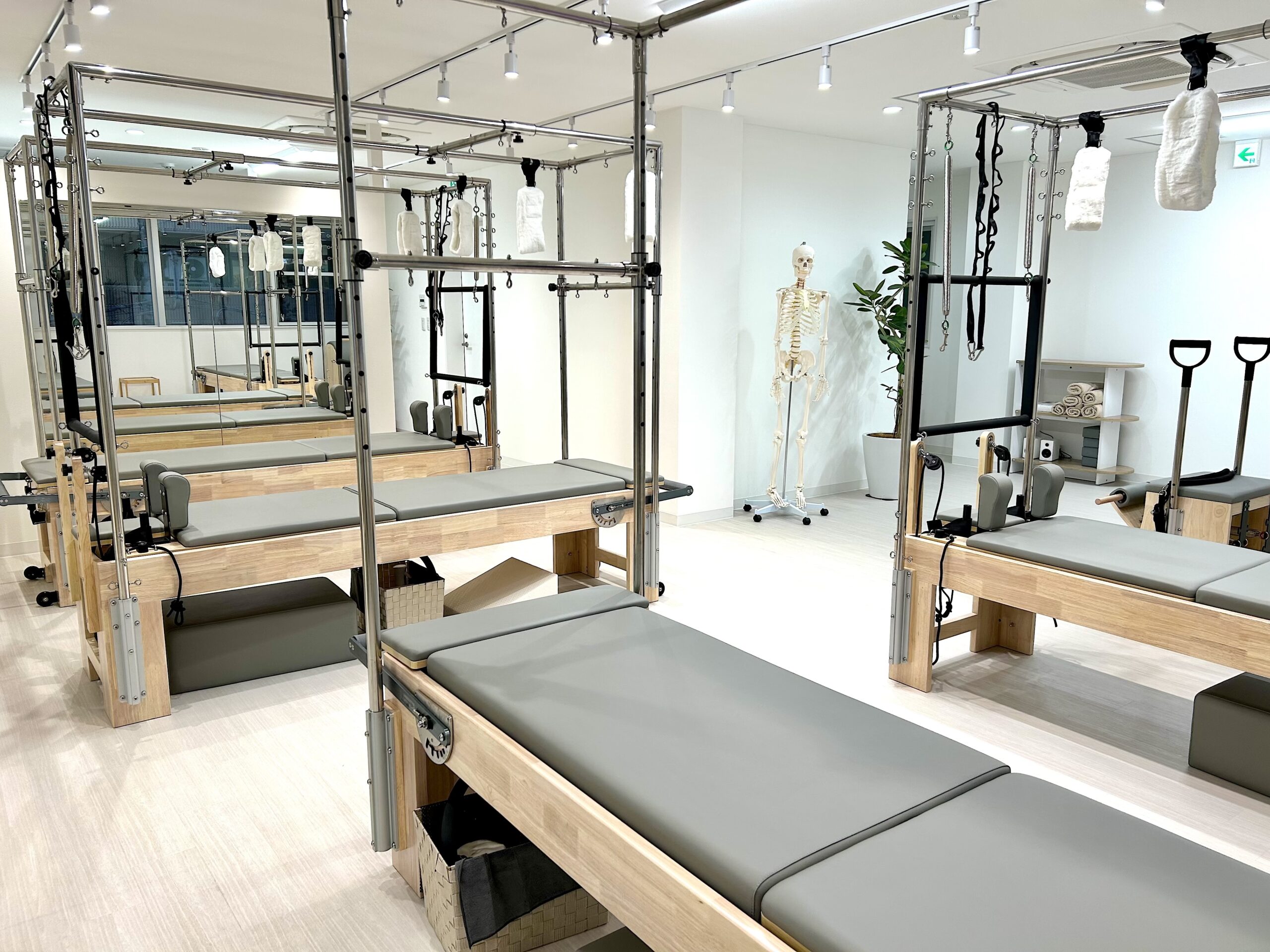 大きな窓と専用マシンが揃う清潔なLa pilates成増店スタジオ