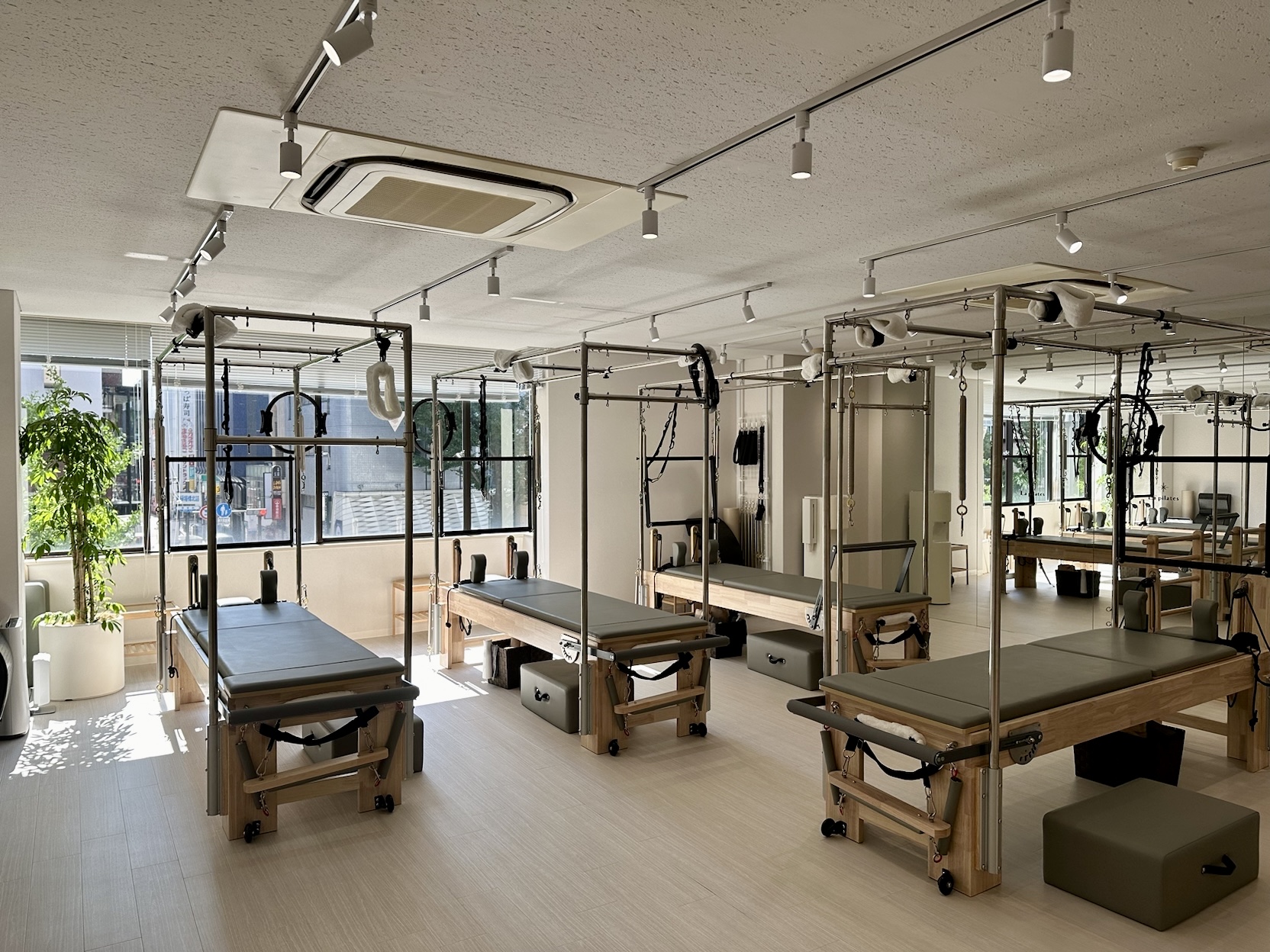 大きな窓と専用マシンが揃う清潔なLa pilates難波店スタジオ