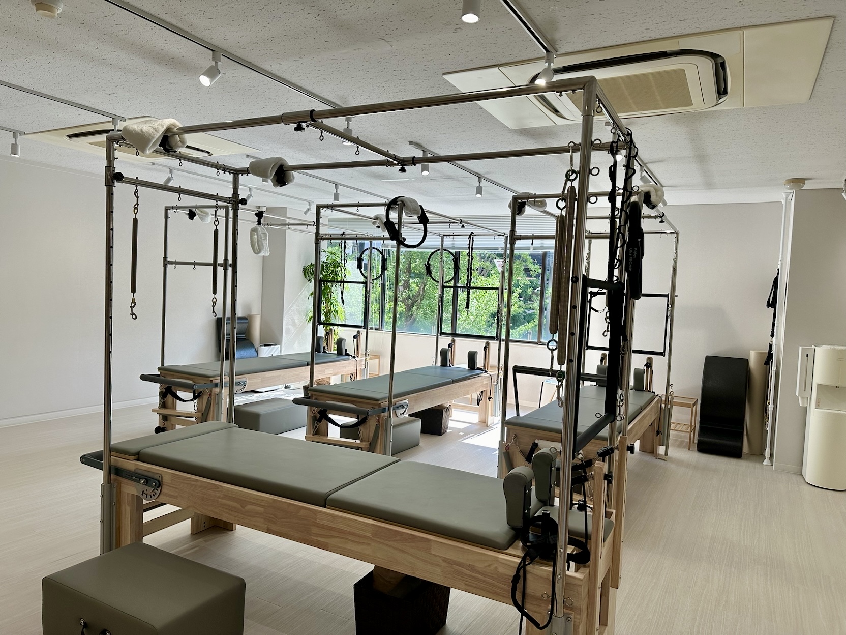 大きな窓と専用マシンが揃う清潔なLa pilates難波店スタジオ