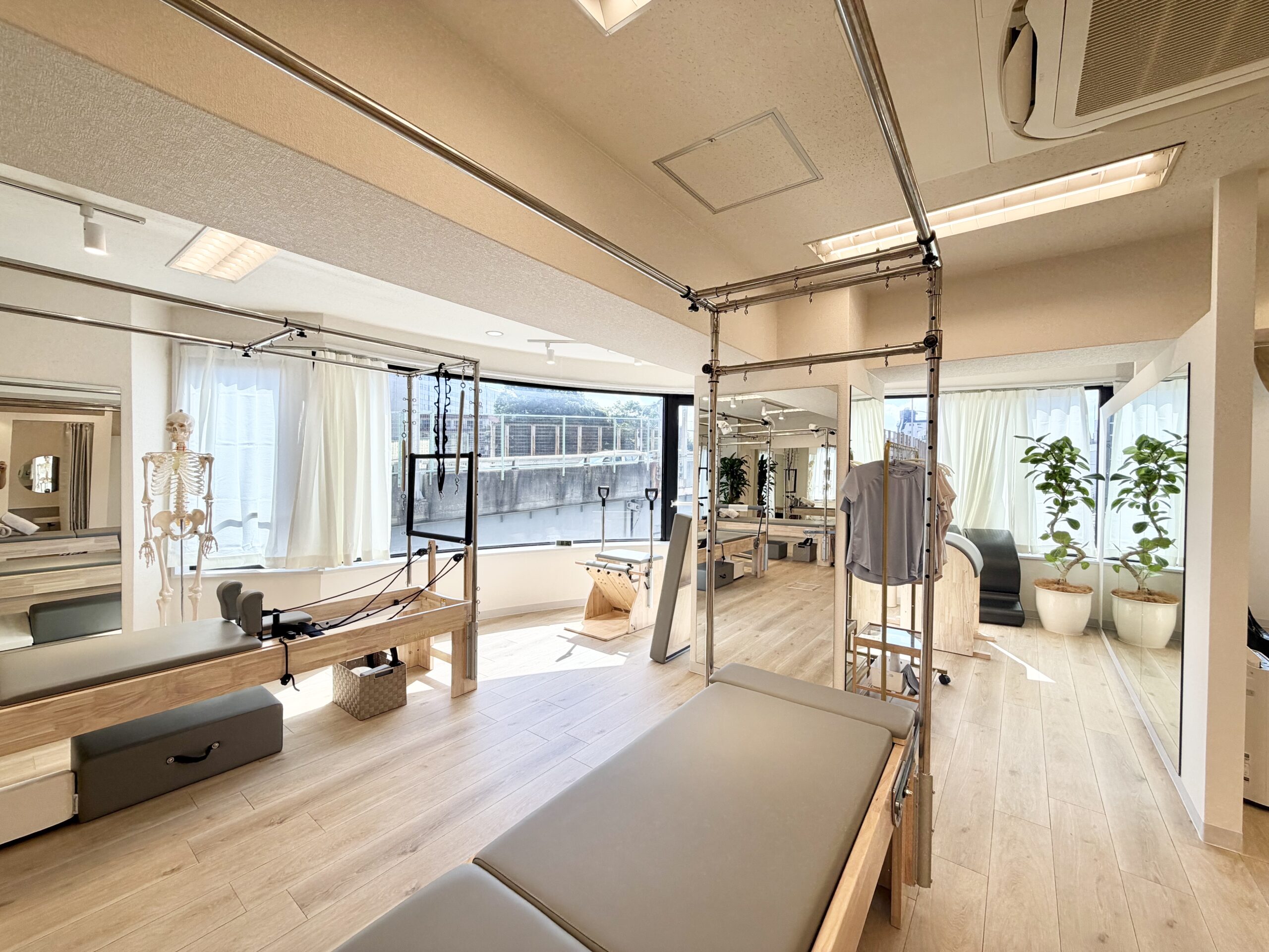 大きな窓と専用マシンが揃う清潔なLa pilates松戸店スタジオ