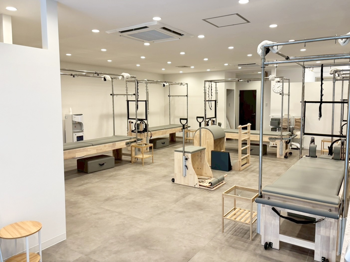 大きな窓と専用マシンが揃う清潔なLa pilates盛岡店スタジオ