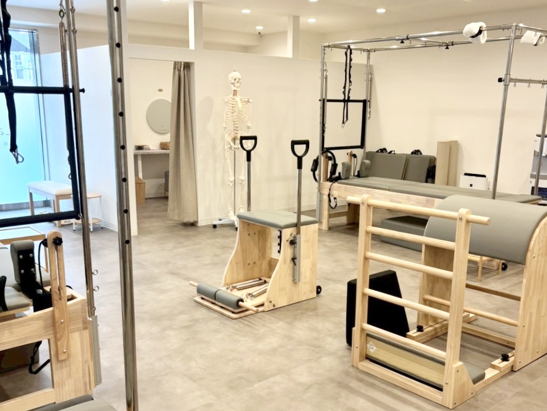 大きな窓と専用マシンが揃う清潔なLa pilates盛岡店スタジオ