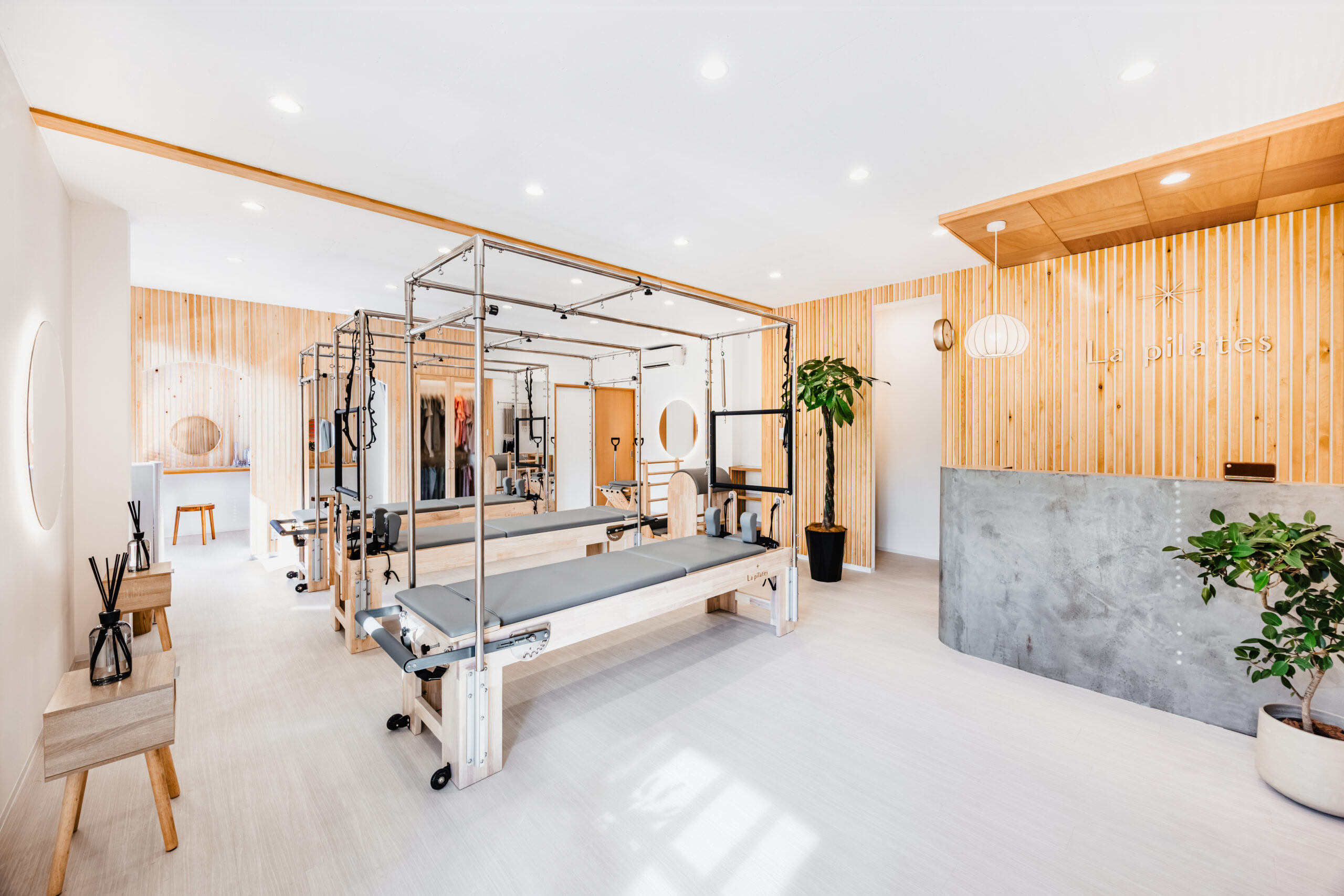 大きな窓と専用マシンが揃う清潔なLa pilates松本店スタジオ