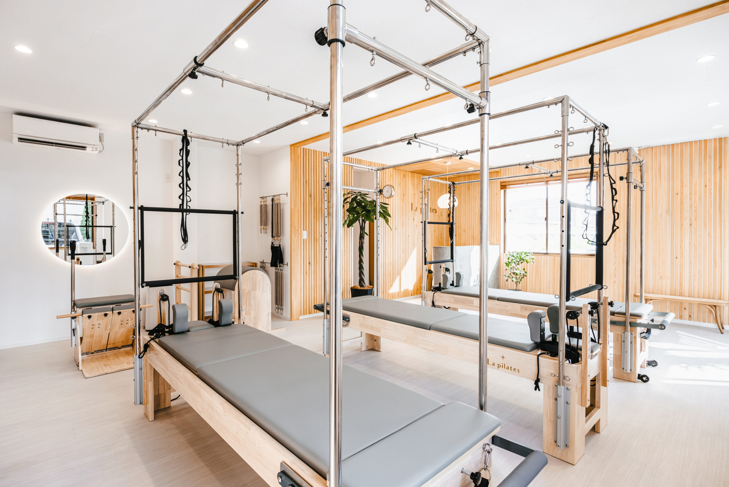 大きな窓と専用マシンが揃う清潔なLa pilates松本店スタジオ