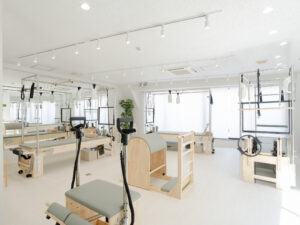 大きな窓と専用マシンが揃う清潔なLa pilates所沢店スタジオ