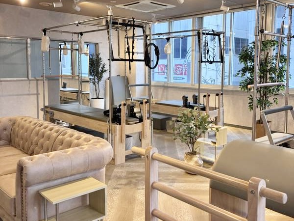 大きな窓と専用マシンが揃う清潔なLa pilates茅ヶ崎店スタジオ