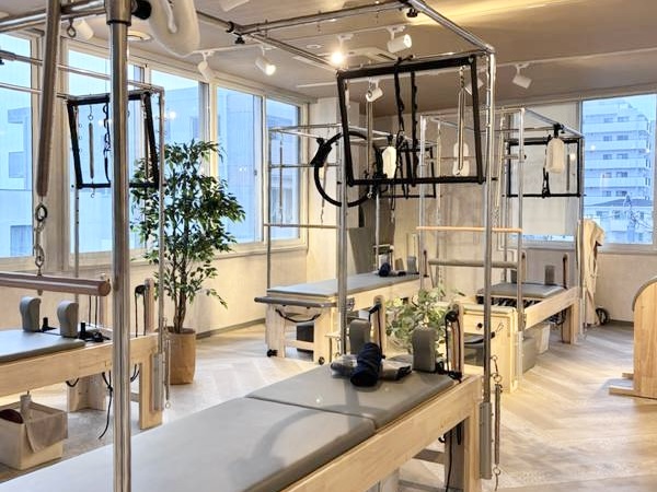 大きな窓と専用マシンが揃う清潔なLa pilates茅ヶ崎店スタジオ