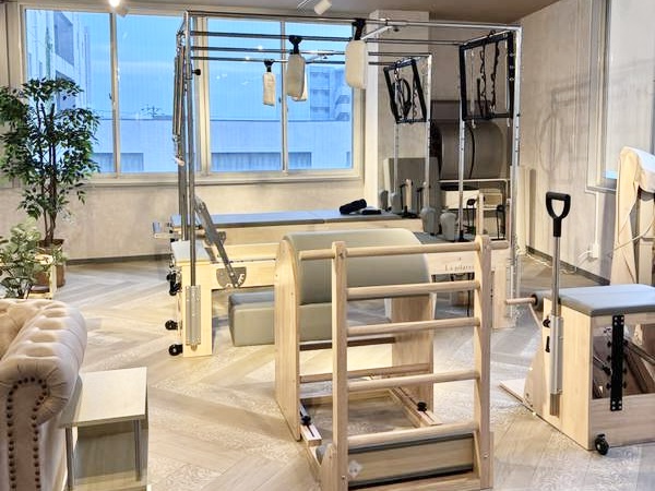大きな窓と専用マシンが揃う清潔なLa pilates茅ヶ崎店スタジオ