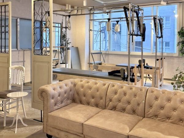 大きな窓と専用マシンが揃う清潔なLa pilates茅ヶ崎店スタジオ